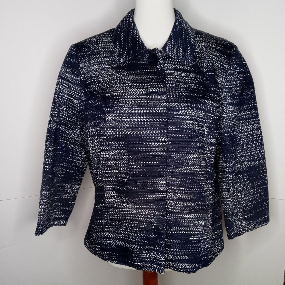 Print blazer with accent buttons